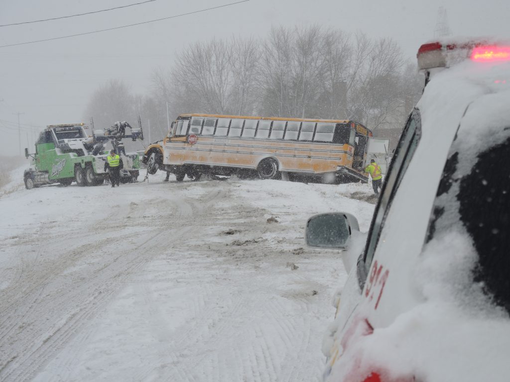 Un autobus scolaire se retrouve dans un champ à SaintMathias Le