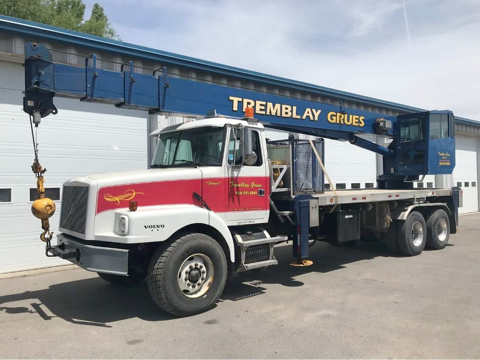 Un camion avec grue pour transporter et poser les matériaux sur